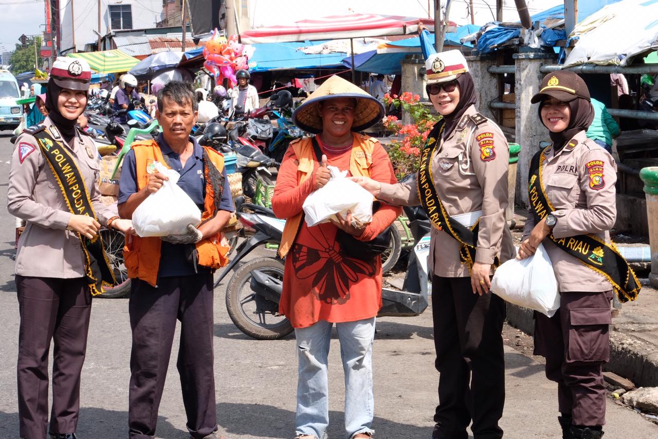 Berbagi Kasih Di Bulan Ramadhan, Polwan Polda Riau Bagikan Sembako Kepada Warga